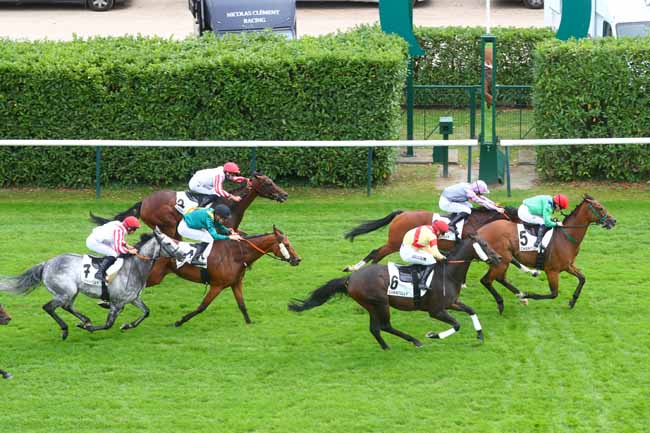 Photo d'arrivée de la course pmu PRIX DU LAVOIR DE CHAUMONT à CHANTILLY le Mardi 3 septembre 2024