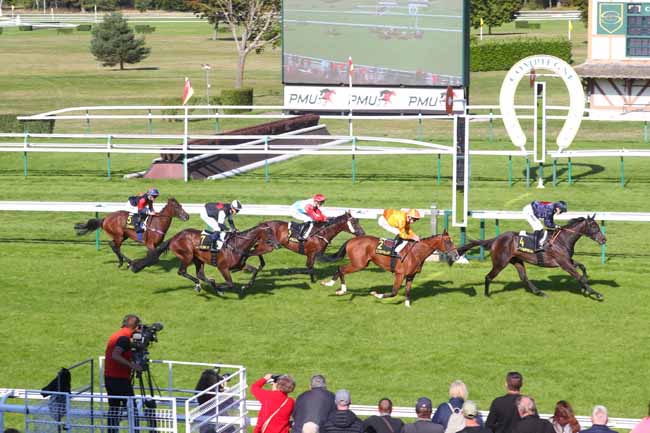 Photo d'arrivée de la course pmu PRIX DES VINEUX à COMPIEGNE le Mardi 17 septembre 2024