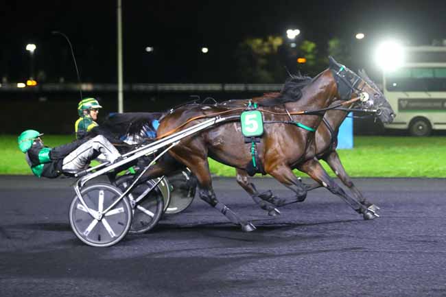 Photo d'arrivée de la course pmu GRAND PRIX DE L'U.E.T. (GROUPE B) à PARIS-VINCENNES le Vendredi 27 septembre 2024