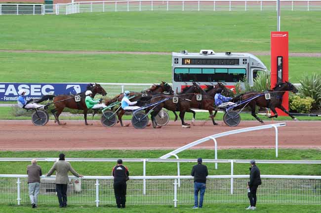 Photo d'arrivée de la course pmu PRIX D'EGLETONS à ENGHIEN le Lundi 30 septembre 2024