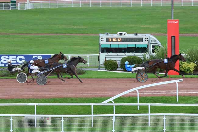Photo d'arrivée de la course pmu PRIX DE SAINT-CHAMOND à ENGHIEN le Lundi 30 septembre 2024