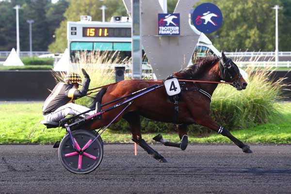 Photo d'arrivée de la course pmu PRIX GUERICKE à PARIS-VINCENNES le Mardi 1 octobre 2024