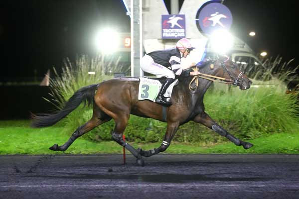 Photo d'arrivée de la course pmu PRIX CRUCIS à PARIS-VINCENNES le Mardi 1 octobre 2024
