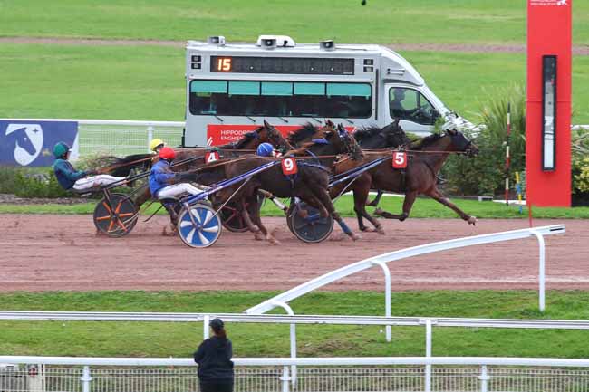 Photo d'arrivée de la course pmu PRIX DE LA PORTE DE CHATILLON à ENGHIEN le Lundi 7 octobre 2024