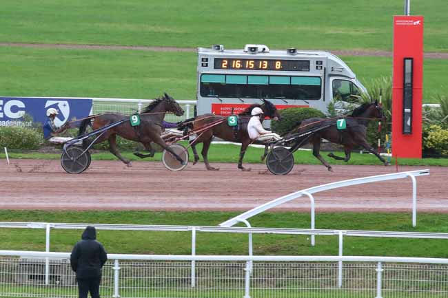 Photo d'arrivée de la course pmu PRIX DE SAULIEU à ENGHIEN le Lundi 7 octobre 2024