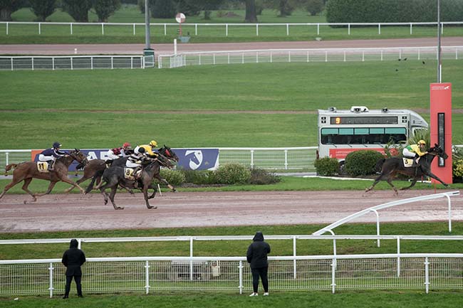 Photo d'arrivée de la course pmu PRIX DU JARDIN DU LUXEMBOURG à ENGHIEN le Lundi 7 octobre 2024