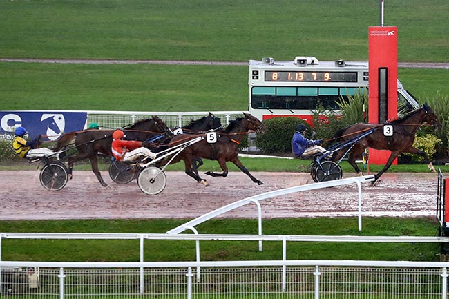 Photo d'arrivée de la course pmu PRIX LORD WILLIAMS à ENGHIEN le Mercredi 9 octobre 2024