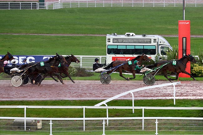Photo d'arrivée de la course pmu PRIX DE PASSY à ENGHIEN le Mercredi 9 octobre 2024
