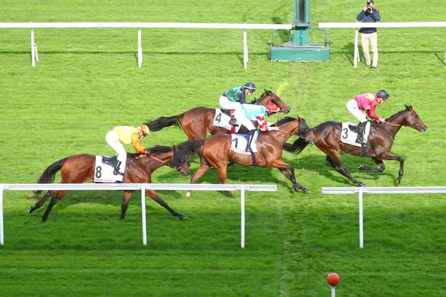 Photo d'arrivée de la course pmu PRIX PELAT à SAINT CLOUD le Jeudi 10 octobre 2024