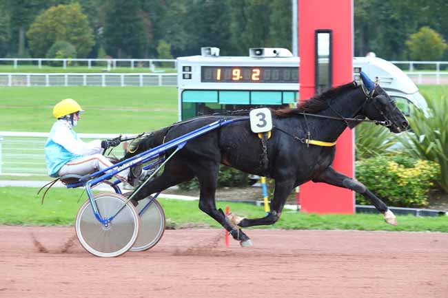 Photo d'arrivée de la course pmu PRIX DE LA PORTE CHAUMONT à ENGHIEN le Lundi 14 octobre 2024