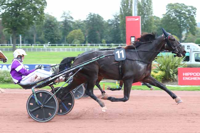 Photo d'arrivée de la course pmu PRIX DE ROCAMADOUR à ENGHIEN le Lundi 14 octobre 2024
