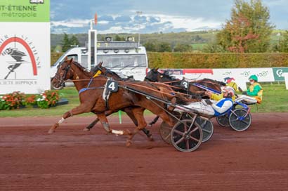 Photo d'arrivée de la course pmu PRIX BISTROT LA FONTAINE à SAINT GALMIER le Mercredi 16 octobre 2024