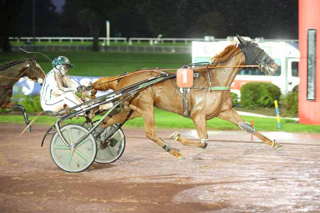 Photo d'arrivée de la course pmu PRIX DE RIBEMONT à ENGHIEN le Jeudi 17 octobre 2024