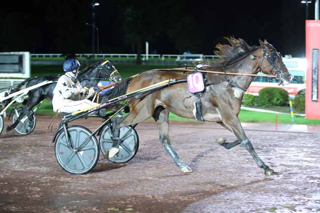 Photo d'arrivée de la course pmu PRIX DE LA PORTE DE LA CHAPELLE à ENGHIEN le Jeudi 17 octobre 2024