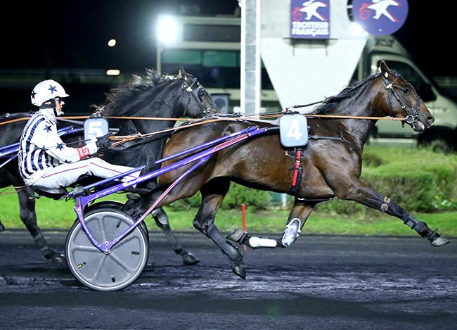 Photo d'arrivée de la course pmu PRIX DES CLEMATITES à PARIS-VINCENNES le Mercredi 30 octobre 2024