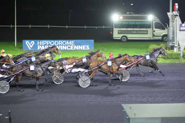 Photo d'arrivée de la course pmu PRIX D'AMIENS à PARIS-VINCENNES le Jeudi 31 octobre 2024