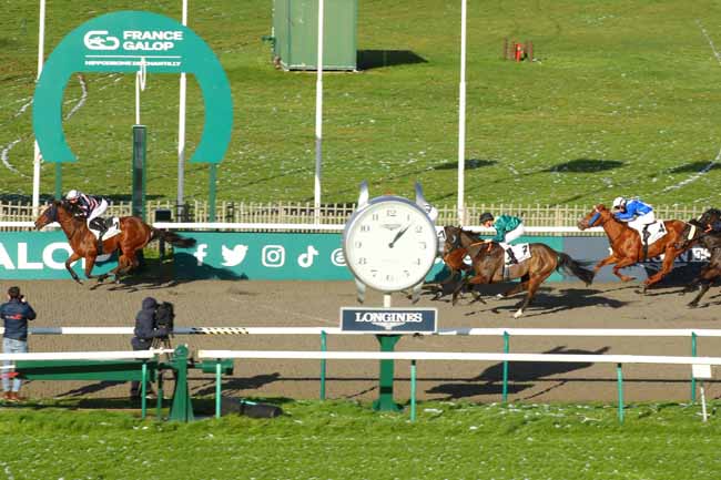 Photo d'arrivée de la course pmu PRIX DU VIADUC DE SAINT-CLOUD à CHANTILLY le Vendredi 22 novembre 2024