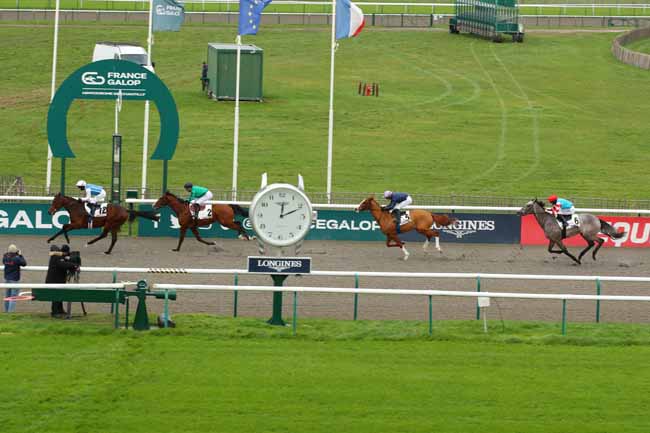 Photo d'arrivée de la course pmu PRIX DU MONT PIERREUX à CHANTILLY le Samedi 23 novembre 2024