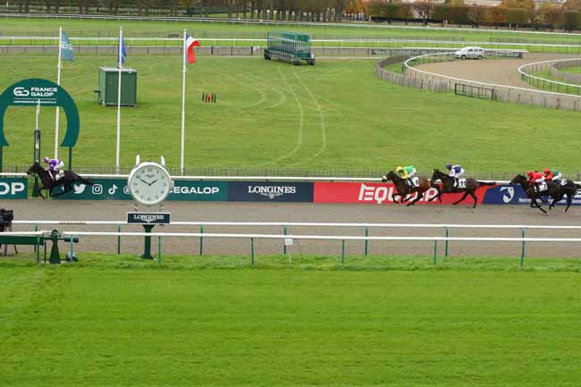 Photo d'arrivée de la course pmu PRIX JACQUES DE VIENNE à CHANTILLY le Samedi 23 novembre 2024