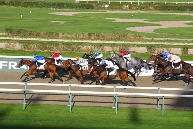 Photo d'arrivée de la course pmu PRIX DU CONSERVATOIRE DE LA DENTELLE à DEAUVILLE le Mardi 26 novembre 2024