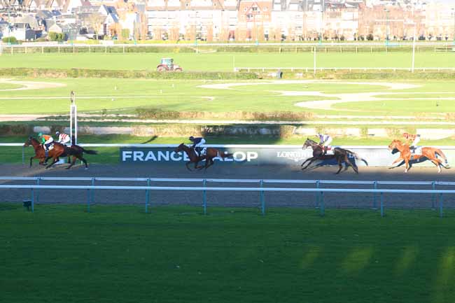 Photo d'arrivée de la course pmu PRIX DE VOLTAIRE à DEAUVILLE le Vendredi 29 novembre 2024