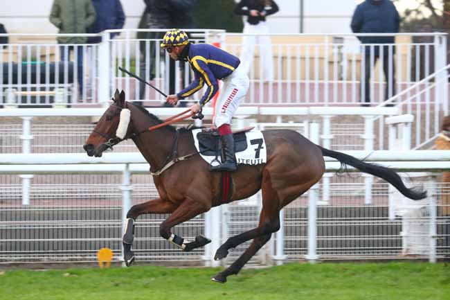 Photo d'arrivée de la course pmu PRIX FRANCOIS DE GANAY à AUTEUIL le Samedi 30 novembre 2024