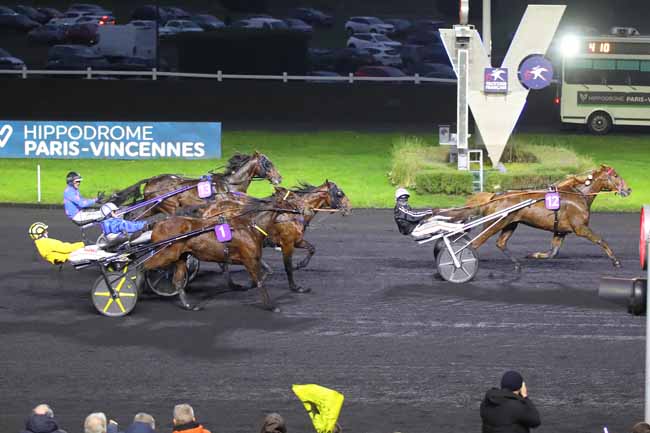 Photo d'arrivée de la course pmu LETROT OPEN DES REGIONS - 5 ANS à PARIS-VINCENNES le Dimanche 1 décembre 2024