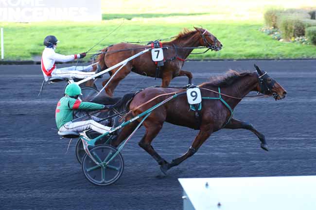 Photo d'arrivée de la course pmu PRIX DE CRESSERONS à PARIS-VINCENNES le Lundi 2 décembre 2024
