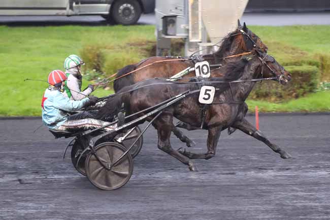 Photo d'arrivée de la course pmu PRIX DE QUINCY SOUS SENART à PARIS-VINCENNES le Jeudi 5 décembre 2024