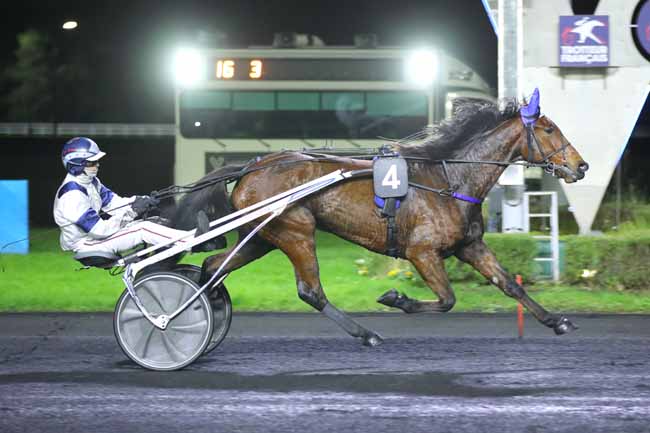 Photo d'arrivée de la course pmu PRIX PHOBOS à PARIS-VINCENNES le Vendredi 6 décembre 2024