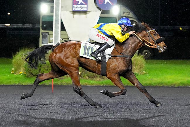 Photo d'arrivée de la course pmu PRIX DE CASTILLONNES à PARIS-VINCENNES le Samedi 7 décembre 2024