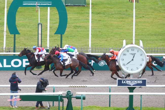 Photo d'arrivée de la course pmu PRIX DES PISTES DE LAMORLAYE à CHANTILLY le Mardi 10 décembre 2024