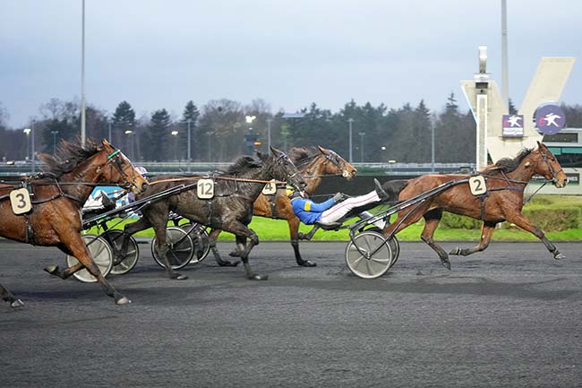 Photo d'arrivée de la course pmu PRIX DE JUSSY à PARIS-VINCENNES le Mardi 10 décembre 2024
