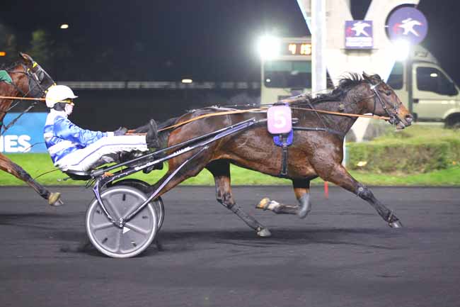 Photo d'arrivée de la course pmu PRIX DE CLAMART à PARIS-VINCENNES le Vendredi 13 décembre 2024