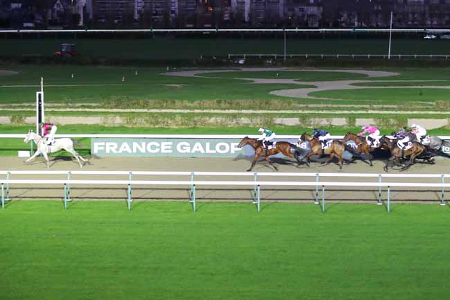 Photo d'arrivée de la course pmu PRIX DU FRONT DE MER à DEAUVILLE le Samedi 14 décembre 2024