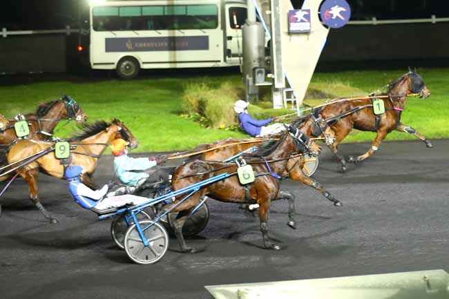 Photo d'arrivée de la course pmu PRIX UNE DE MAI à PARIS-VINCENNES le Dimanche 15 décembre 2024