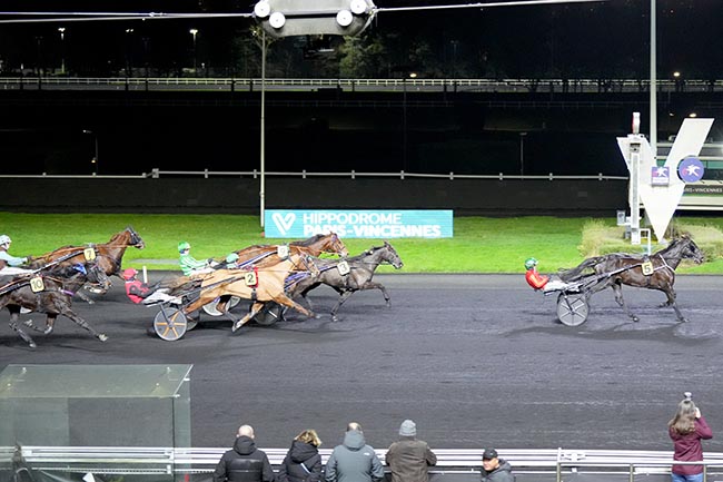 Photo d'arrivée de la course pmu PRIX DE LUYNES à PARIS-VINCENNES le Vendredi 20 décembre 2024
