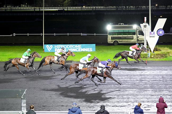Photo d'arrivée de la course pmu PRIX JULES LEMONNIER à PARIS-VINCENNES le Samedi 21 décembre 2024