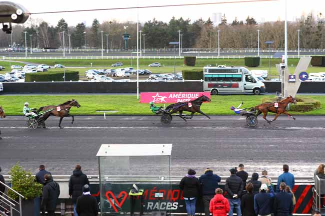 Photo d'arrivée de la course pmu PRIX TENOR DE BAUNE - AMERIQUE RACES Q4 à PARIS-VINCENNES le Dimanche 22 décembre 2024