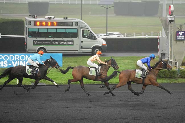 Photo d'arrivée de la course pmu PRIX DE BOUVILLE à PARIS-VINCENNES le Mardi 24 décembre 2024