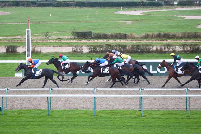 Photo d'arrivée de la course pmu PRIX DU CHALET MOZIN à DEAUVILLE le Vendredi 27 décembre 2024