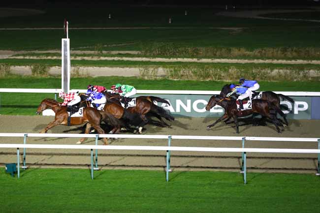 Photo d'arrivée de la course pmu PRIX DE L'ANCIENNE MAISON DU FERMIER à DEAUVILLE le Samedi 28 décembre 2024