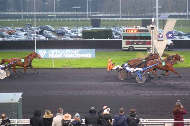 Photo d'arrivée de la course pmu PRIX DE BEAUMONT-DE-LOMAGNE à PARIS-VINCENNES le Dimanche 29 décembre 2024