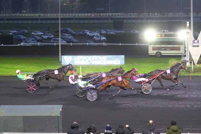 Photo d'arrivée de la course pmu PRIX DE TOURNON à PARIS-VINCENNES le Dimanche 29 décembre 2024