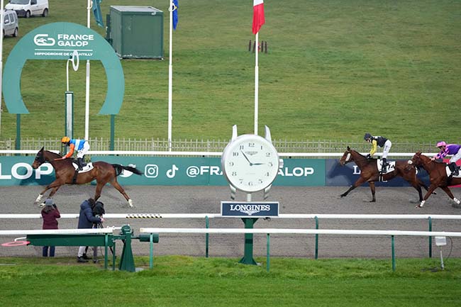 Photo d'arrivée de la course pmu PRIX DU PARC DES AIGLES à CHANTILLY le Lundi 30 décembre 2024