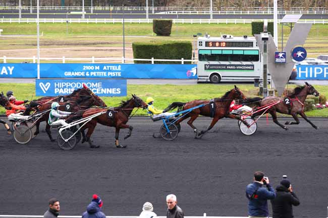 Photo d'arrivée de la course pmu PRIX DE LAZENAY à PARIS-VINCENNES le Jeudi 30 janvier 2025