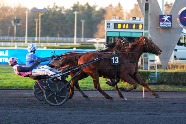 Photo d'arrivée de la course pmu PRIX DE POUILLAC à PARIS-VINCENNES le Samedi 1 février 2025