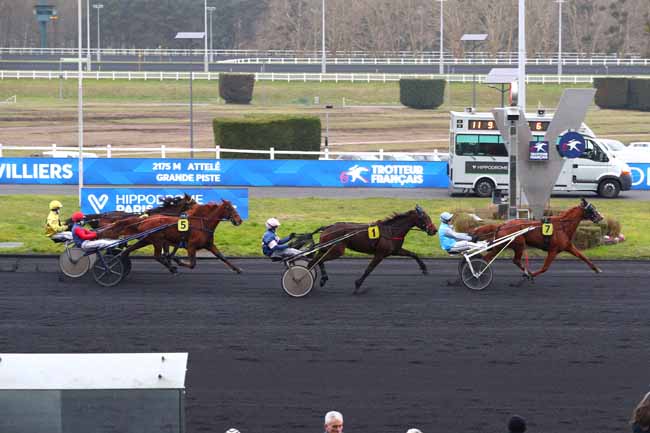Photo d'arrivée de la course pmu PRIX DE GRANDVILLIERS à PARIS-VINCENNES le Jeudi 6 février 2025