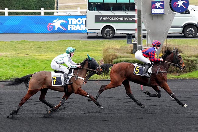Photo d'arrivée de la course pmu PRIX DE RUGLES à PARIS-VINCENNES le Mercredi 12 février 2025