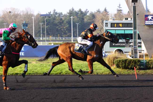 Photo d'arrivée de la course pmu PRIX HOLLY DU LOCTON à PARIS-VINCENNES le Vendredi 14 février 2025